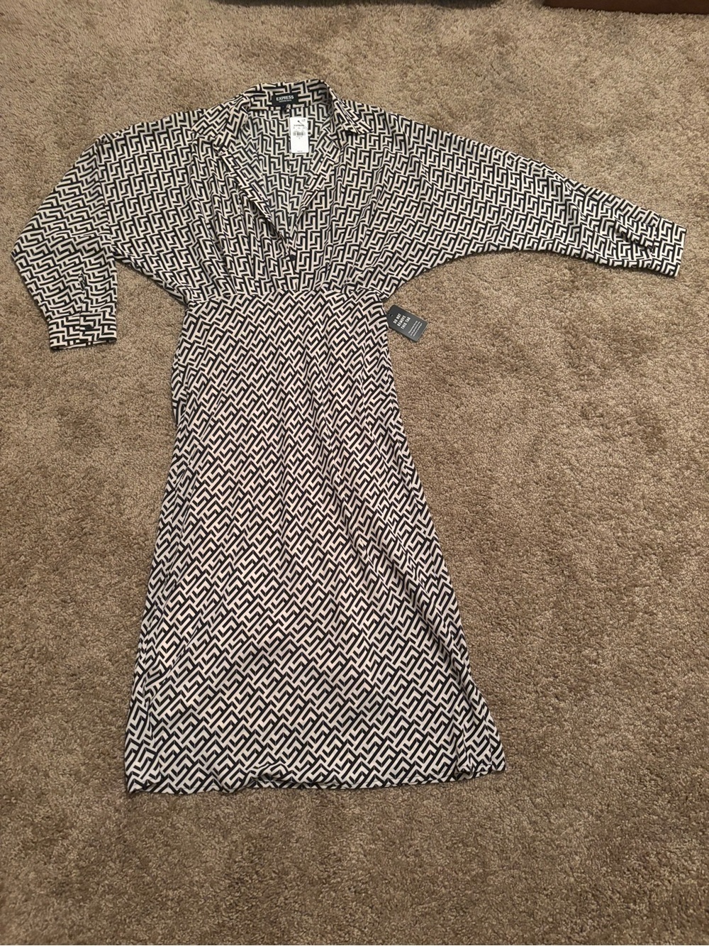 ☘️ NWT Express Geometric Print V-Neck Long Dress - Black & White Small